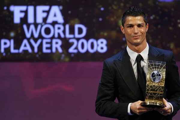 Cristiano Ronaldo avec la coupe à la remise des prix