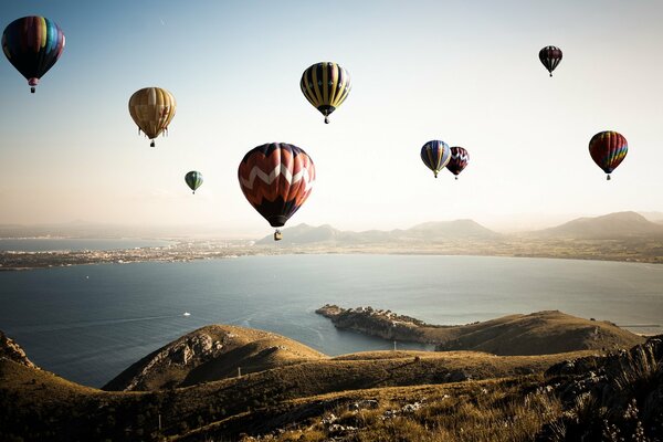 Luftballons, die über die Bucht fliegen