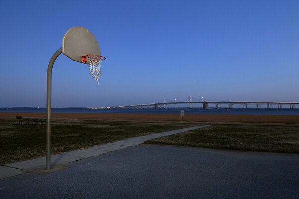 Basketballplatz am Abend