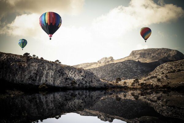 Ballons auf dem Hintergrund der Berge