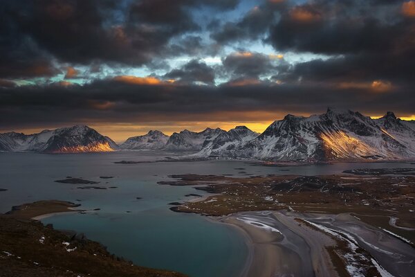 Nuages noirs sur le coucher du soleil