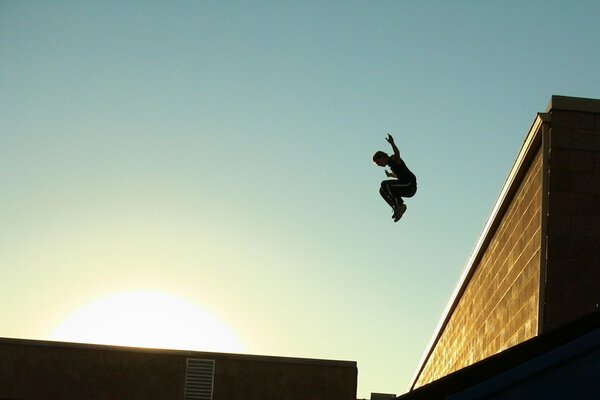 Parkour, der vom Dach eines Gebäudes springt