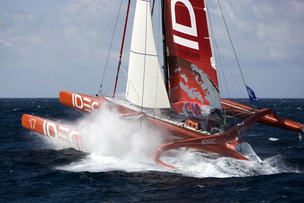 Un barco de vela navega por el mar sobre las olas