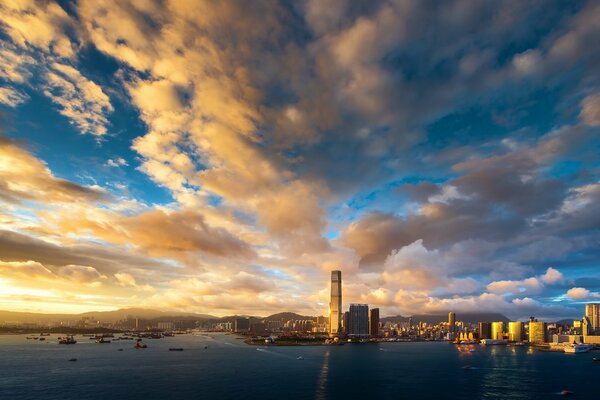 Bezaubernder Sonnenuntergang über Hongkongs Hochhäusern