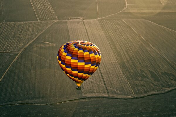 Boule lumineuse haut dans le ciel