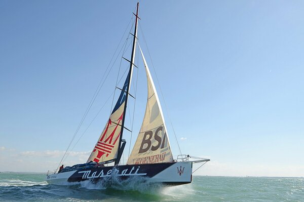 Foto einer Yacht, die auf den Wellen schwimmt