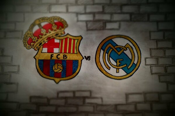 Embleme von Fußballvereinen in Barcelona und Madrid