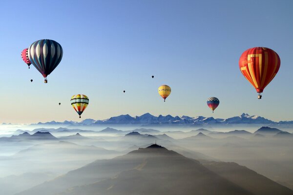 Palloncini sportivi nel cielo sopra le nuvole