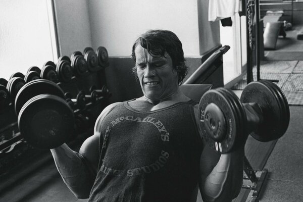 Arnold Schwarzenegger levanta pesas