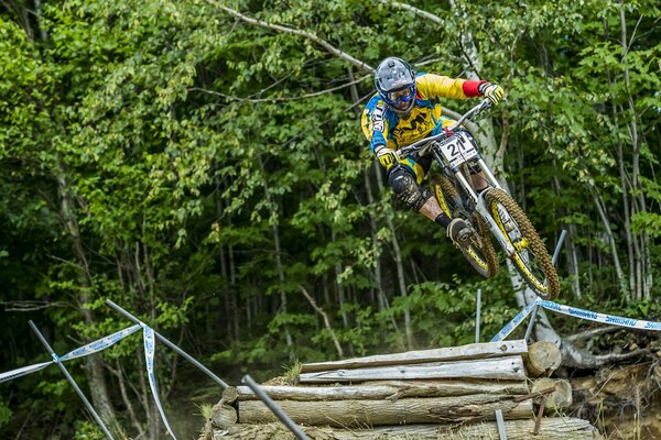 Pasar obstáculos en bicicleta en el deporte