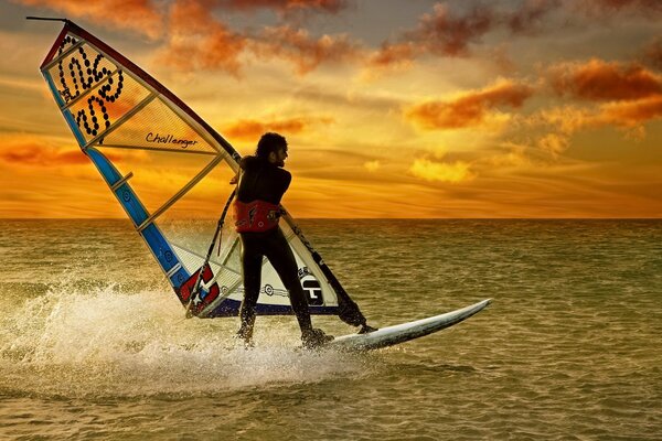 Surfen im Segel bei Sonnenuntergang