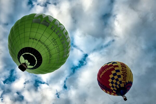 Zwei Kugeln fliegen in den Himmel