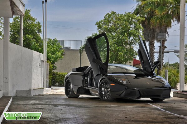 Voiture de sport noire sur la route