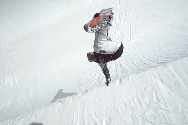 Skok ze snowboardem na śniegu