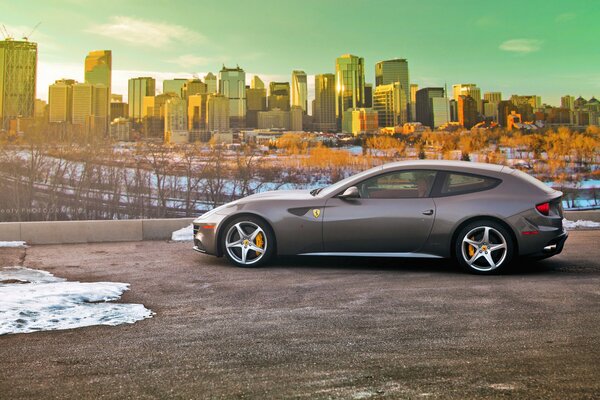 Ferari grigio sullo sfondo della città