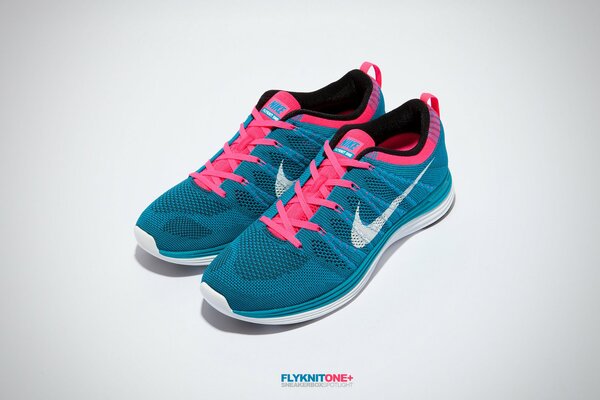 Zapatillas nike azul con cordones rosados