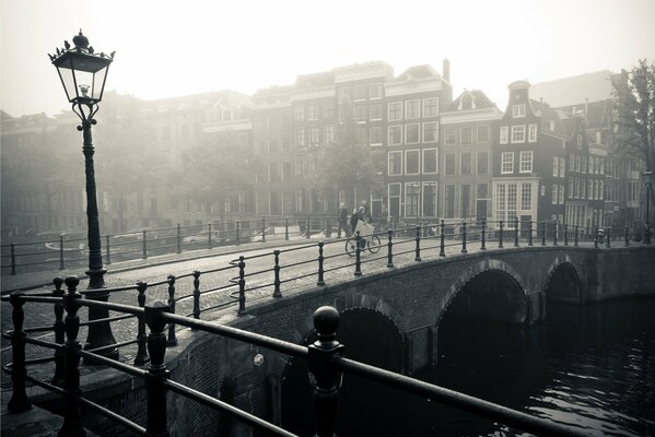 Puente sobre el río en el viejo Amsterdam