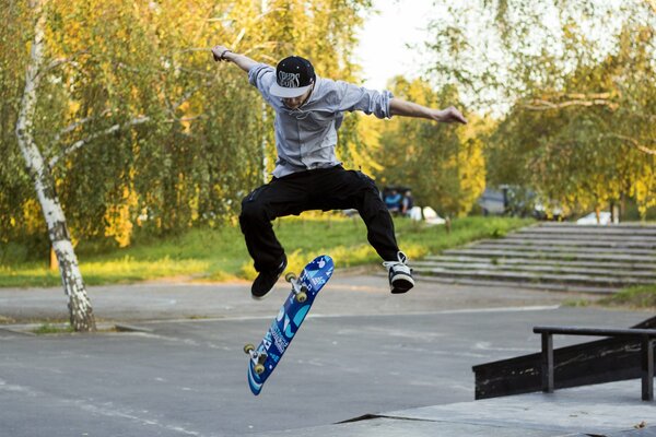 Ragazzo che salta su uno skateboard sullo sfondo di un vicolo