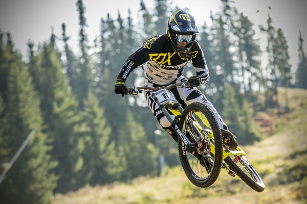 Atleta in bicicletta nel salto in aria