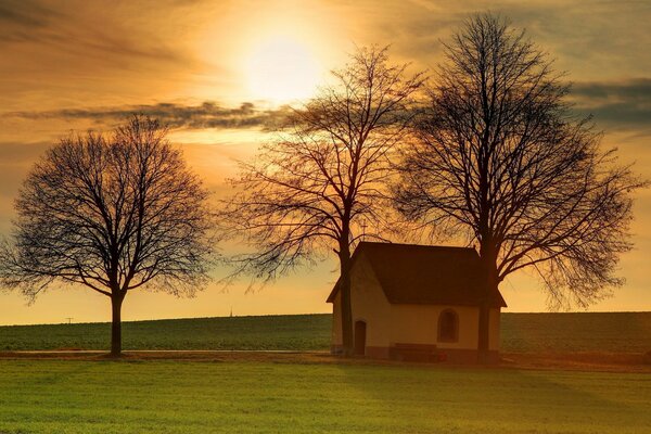 Casa solitaria en medio de un campo de otoño