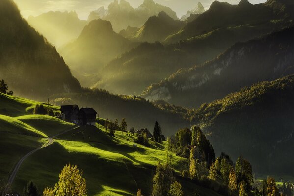 Soleil illumine les maisons et la forêt dans les montagnes