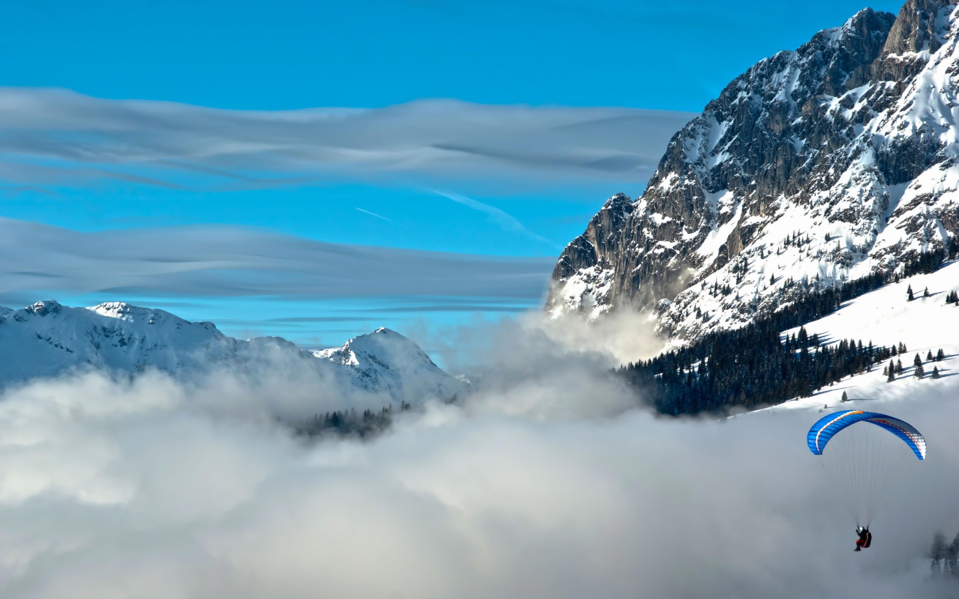 paracadute montagne nuvole cielo