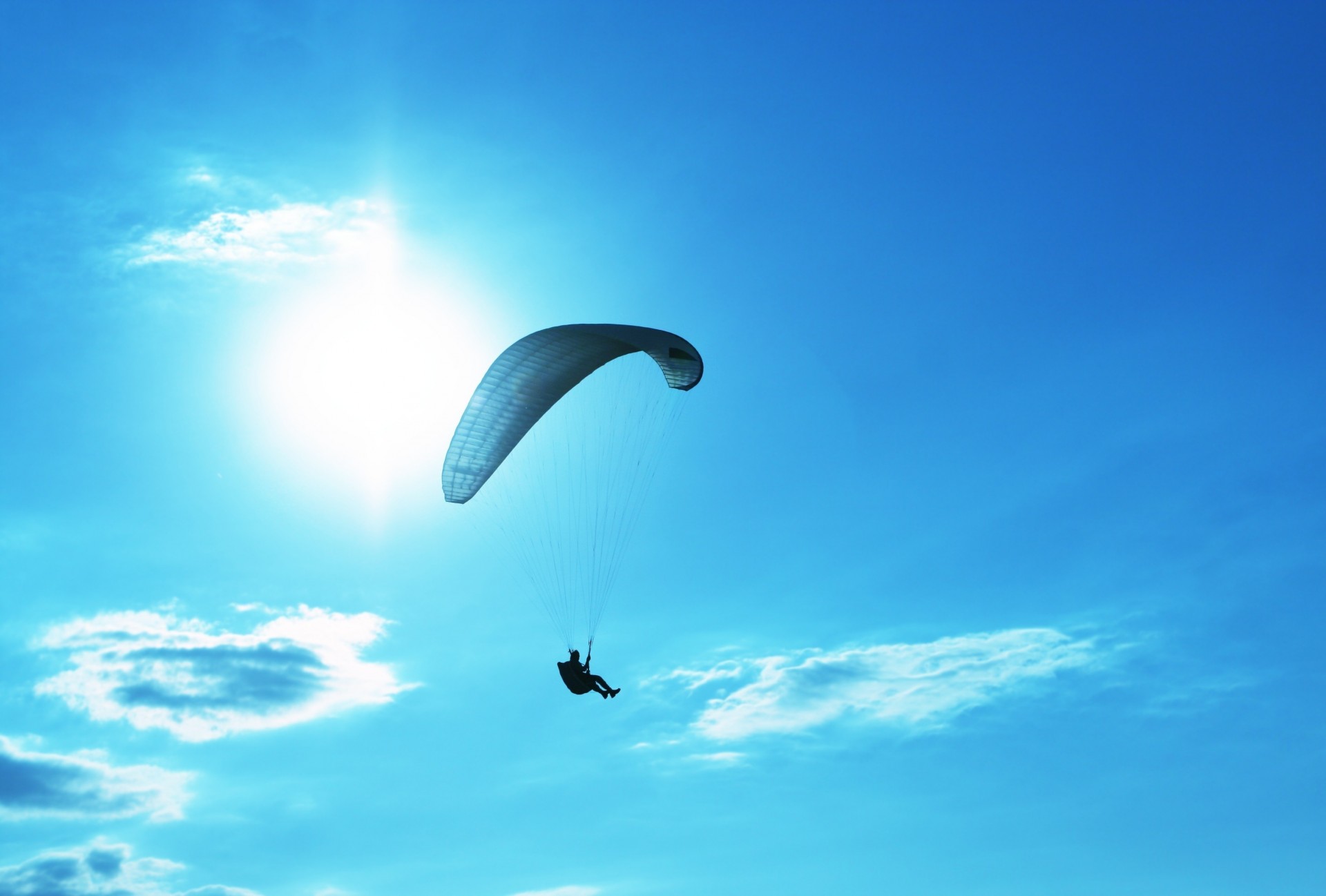 sol pantalla completa pantalla ancha fondo papel pintado paracaídas cielo día moe azul hombre deporte