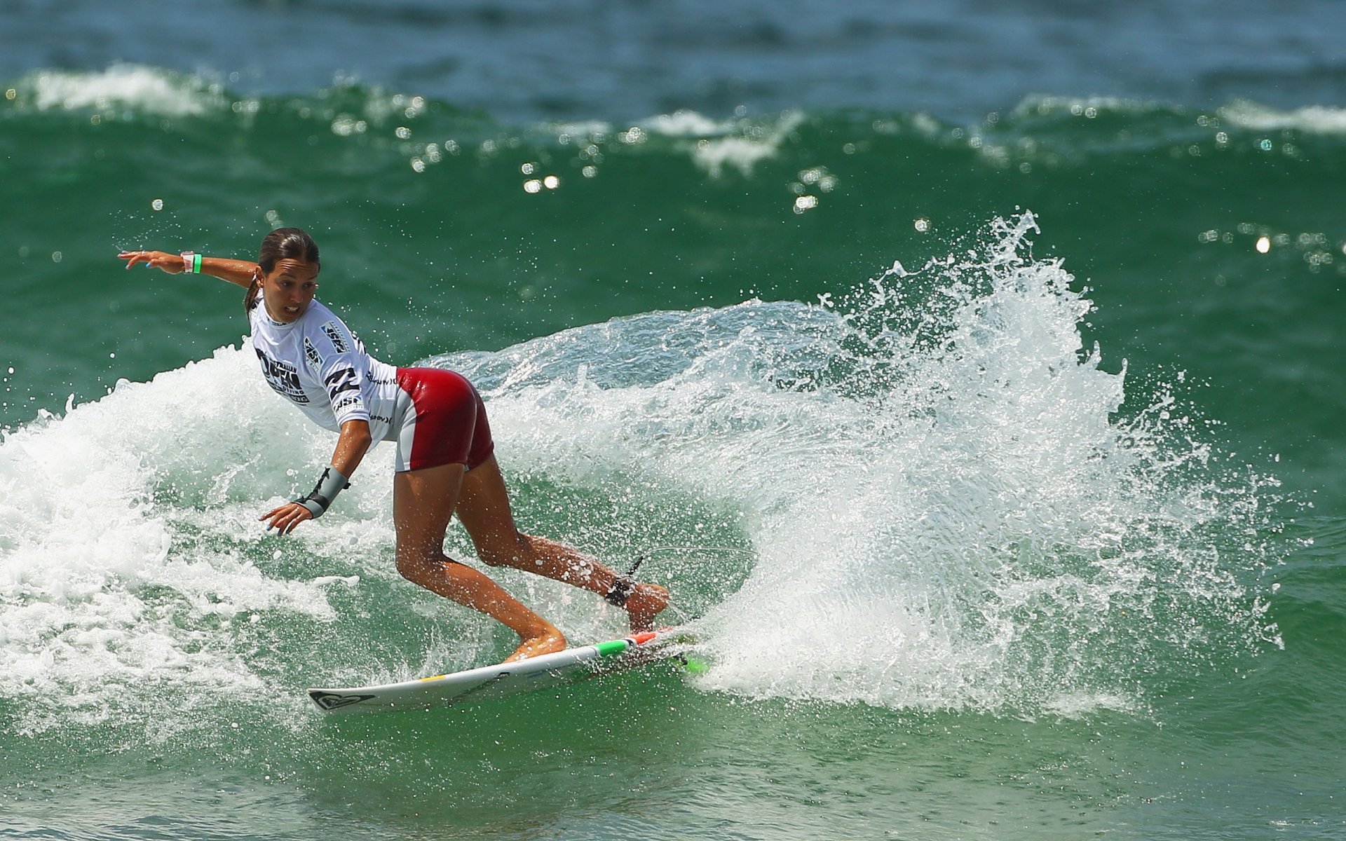 sport ragazza bordo mare onda