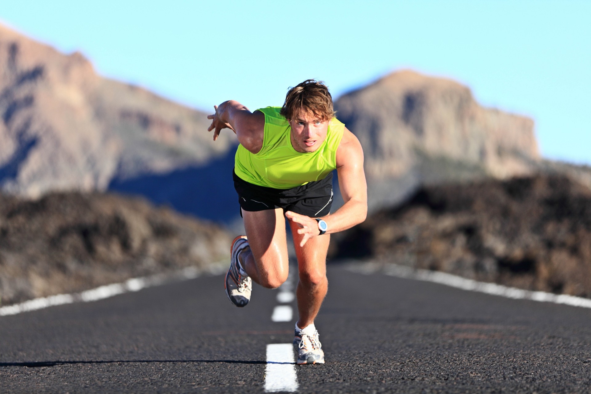 uomo corsa atleta inizio