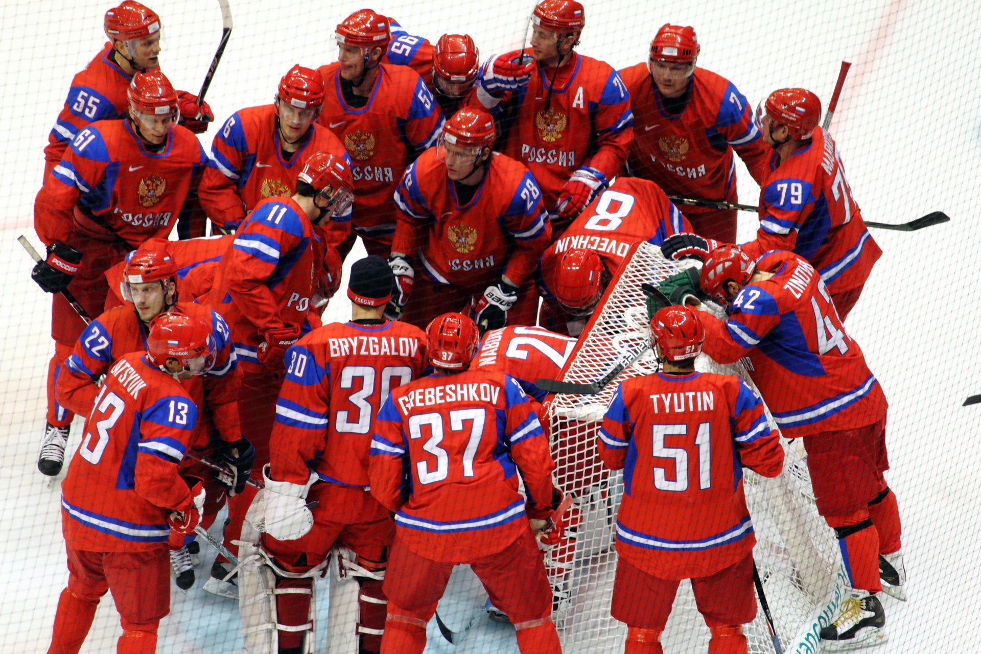 russland owetschkin semin nationalmannschaft eishockey malkin nhl meisterschaft weltmeister eis tor freude jubel spritzer lettland sieg russische nationalmannschaft meister