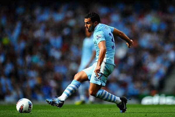 Joueur de football pendant le jeu. Forme bleue