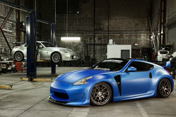 Nissan bleu tuning se trouve dans le garage