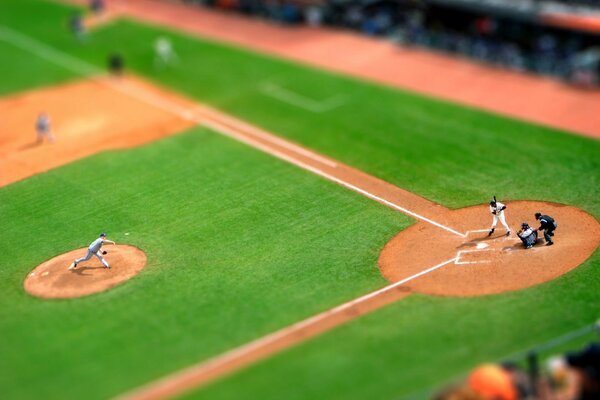 Vor dem Hintergrund eines grünen Rasens führt ein Baseballspieler einen Aufschlag aus