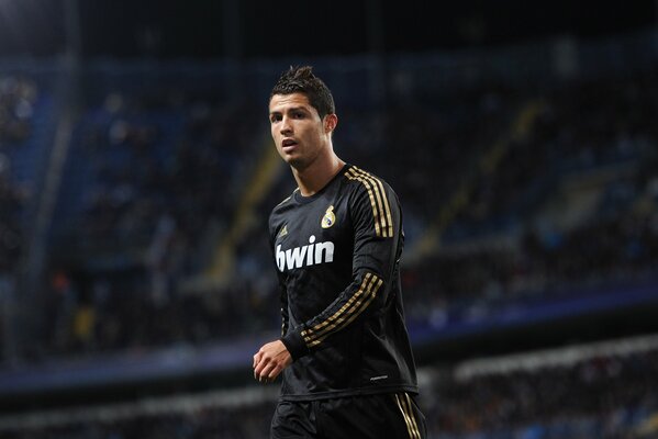 Jugador del real Madrid en negro con uniforme dorado