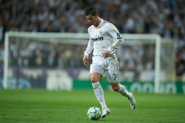 Cristiano Ronaldo con el balón en el campo