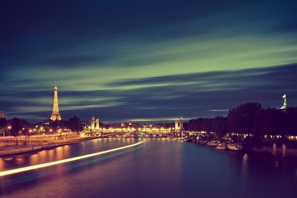 Torre Eiffel desde el lado del río en la oscuridad