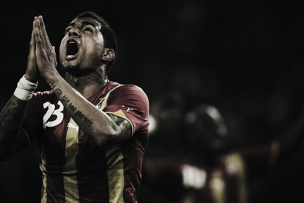 Praying Prince Kevin Boateng