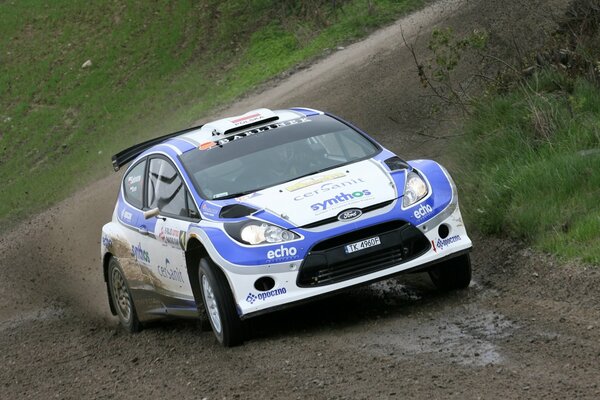 Rally deportivo, coche en la carrera