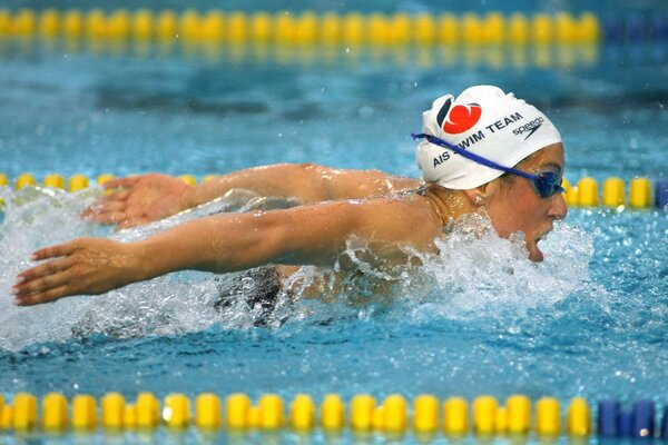 Atleta nadando con braza en competencia