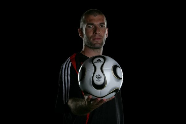 Zidane avec le ballon en costume