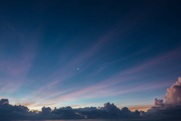 Cielo notturno con stelle e nuvole