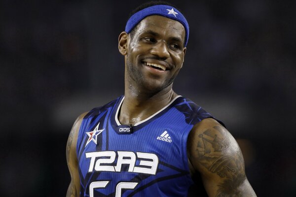 LeBron James w niebieskim sportowym mundurze