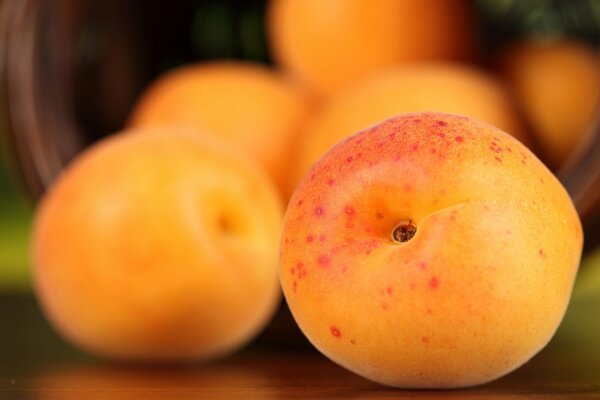 Pesche arancioni succose in un cestino. Cesto di vitamine