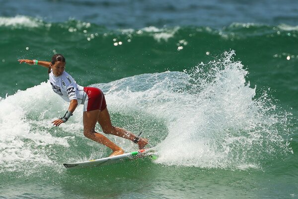 Sport ragazza bordo onda del mare