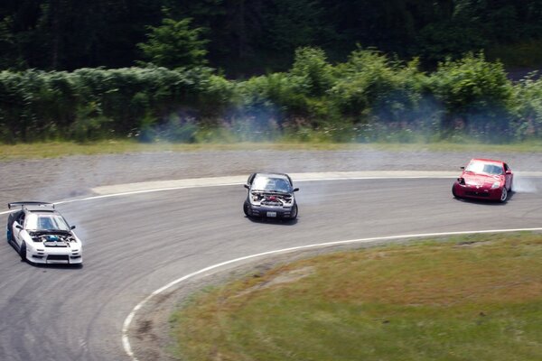 Tre auto alla deriva in pista