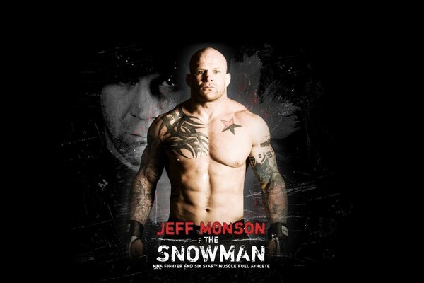 Jeff Monson na czarnym tle z nagim torsem w tatuażach