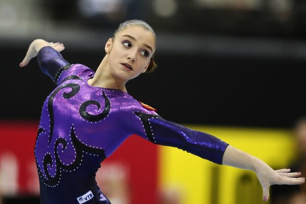 aliya mustafina mädchen schönheit sportlerin turnerin Weltmeisterin Olympiasiegerin gesicht ansicht figur weltmeister olympiasieger hintergrund