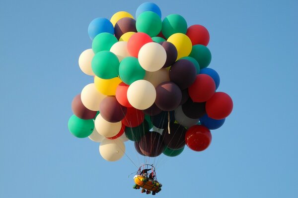 Lanzamiento de globos en el cielo