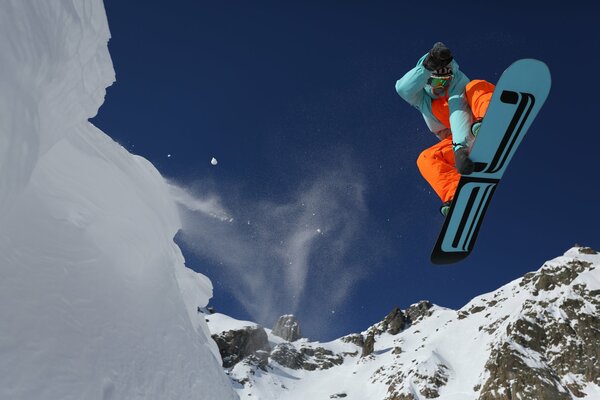 Snowboarder nel salto sullo sfondo delle montagne