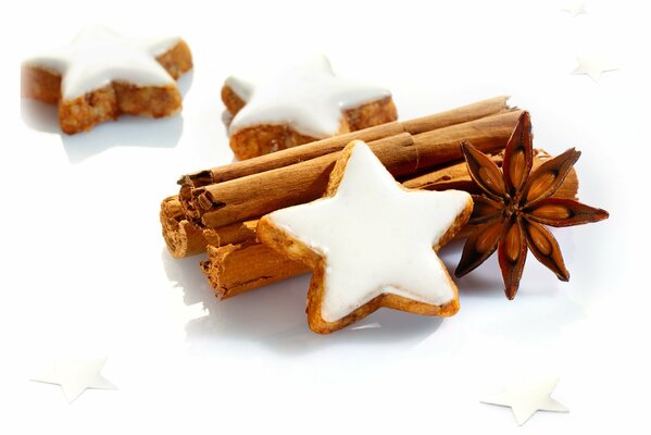 Biscotti di Natale con cannella su sfondo